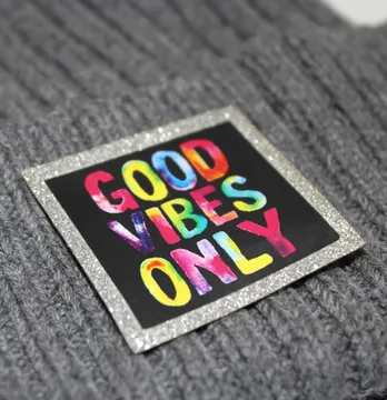 Нашивка из глитера "Good vides" 40*40 мм