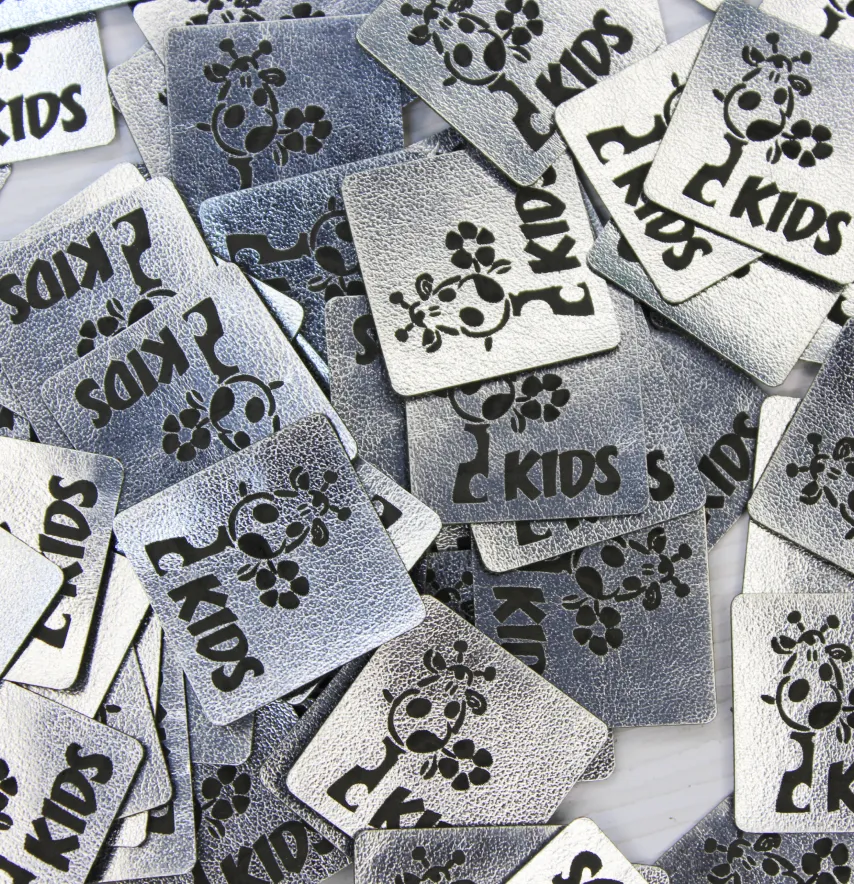 Нашивка "Kids" жираф 30*30 мм срібного кольору-1
