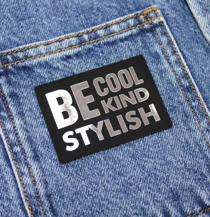Нашивка "Be cool kind stylish" 70*50 мм чорного кольору-0