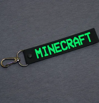 Подвеска с карабином "Minecraft" 20*120 мм черного цвета с зеленой надписью.