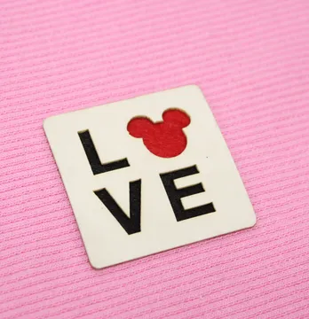 Нашивка "Love" микки 40*40мм белого цвета.