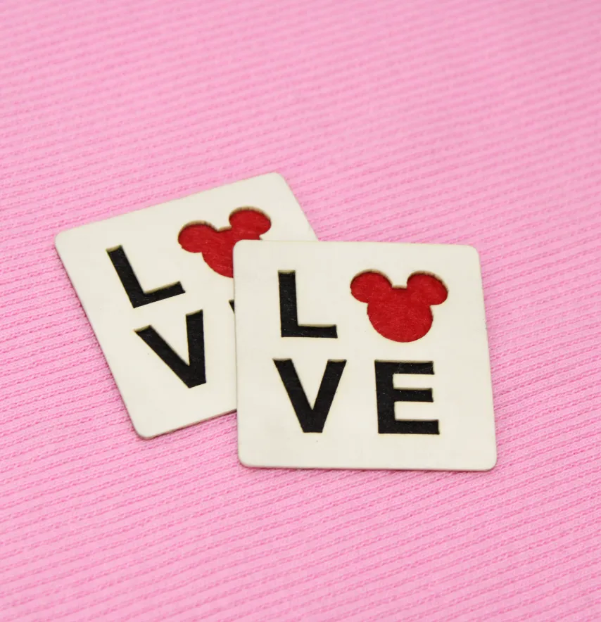 Нашивка "Love" Mickey 40*40 мм білого кольору-1
