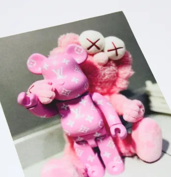 Нашивка тканева "Kaws" рожевого кольору