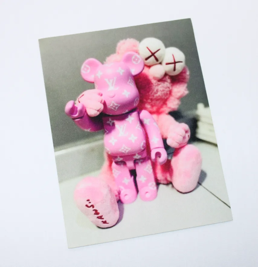 Нашивка тканева "Kaws" рожевого кольору-1