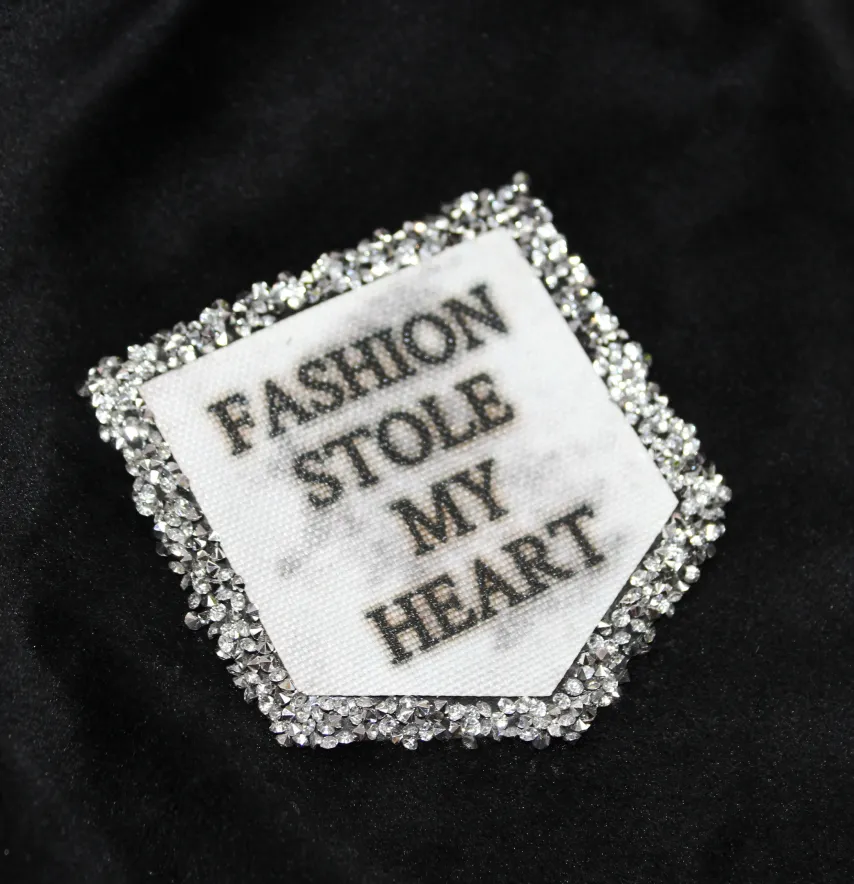 Нашивка с акриловыми камнями "Fashion" карман 65*70 мм белого цвета с серебряными камнями-0