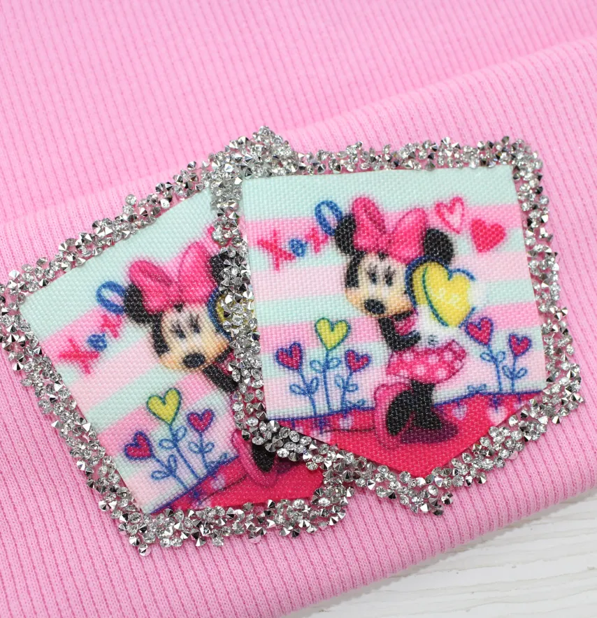 Нашивка с акриловыми камнями "Minnie" xoxo карман 65*70 мм цветной с серебряными камнями-1