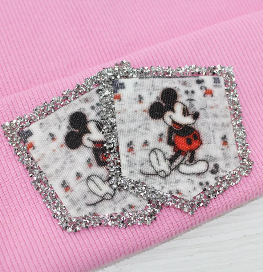 Нашивка с акриловыми камнями "Mickey" карман 65*70 мм цветной с серебряными камнями-1