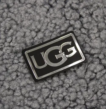 Нашивка "UGG" 40*25 мм чорного кольору зі срібним лого