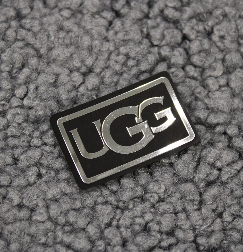Нашивка "UGG" 40*25 мм черного цвета с серебряным лого.-0