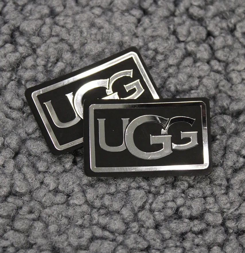 Нашивка "UGG" 40*25 мм черного цвета с серебряным лого.-1
