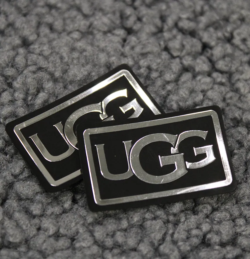 Нашивка "UGG" 40*25 мм черного цвета с серебряным лого.-2