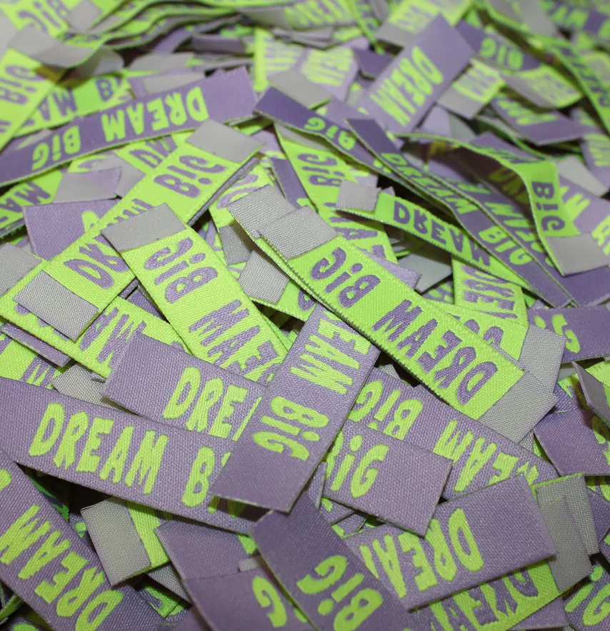 Бирка жакардова "Dream big" 50*12 мм лілового кольору з зеленим лого-4