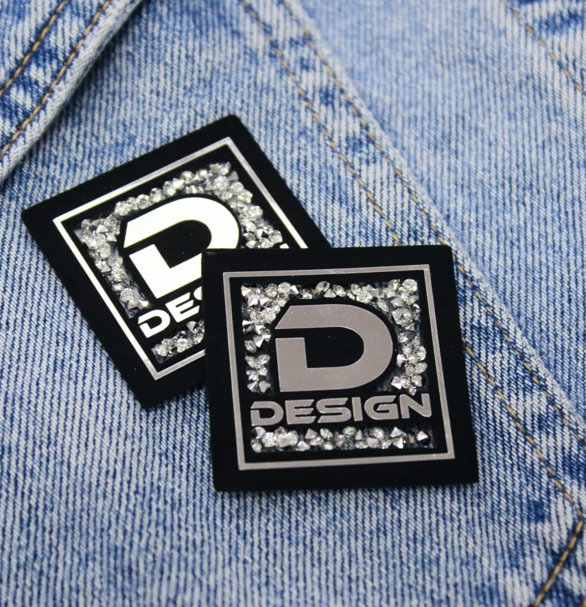 Нашивка с акриловыми камнями "Design" 40*40 мм черного цвета с серебряными камнями-1
