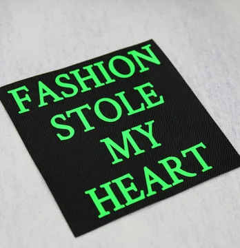 Нашивка "Fashiom stole" 100*100 мм чорного кольору з неоново зеленим написом