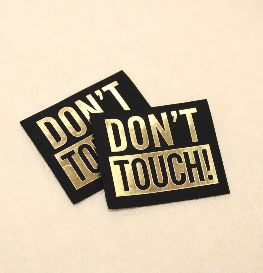 Нашивка "Don't touch" 60*50 мм чорного кольору з золотим написом-1