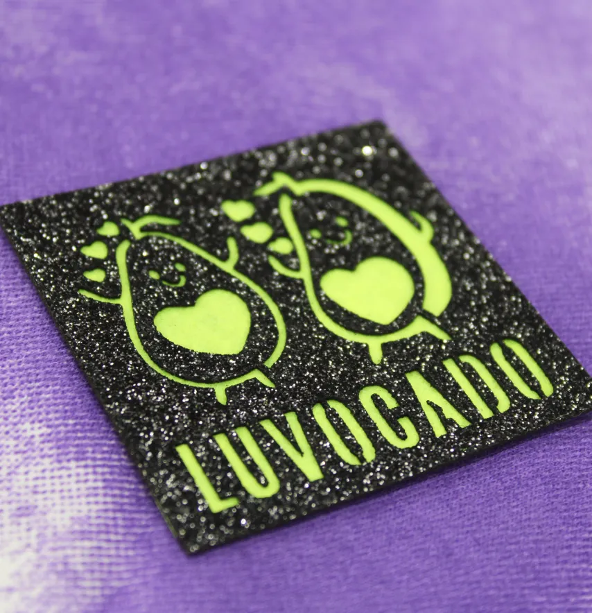 Нашивка з глітеру "Luvocado" 45*45 мм чорного кольору-1