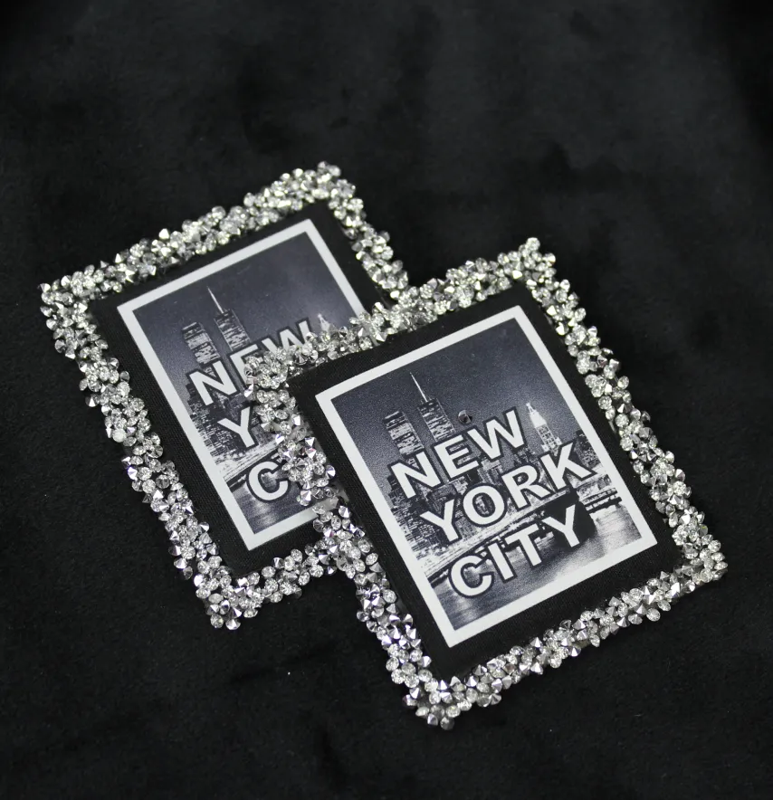 Нашивка с акриловыми камнями "New York" 55*65 мм черно-белого цвета с серебряными камнями-1