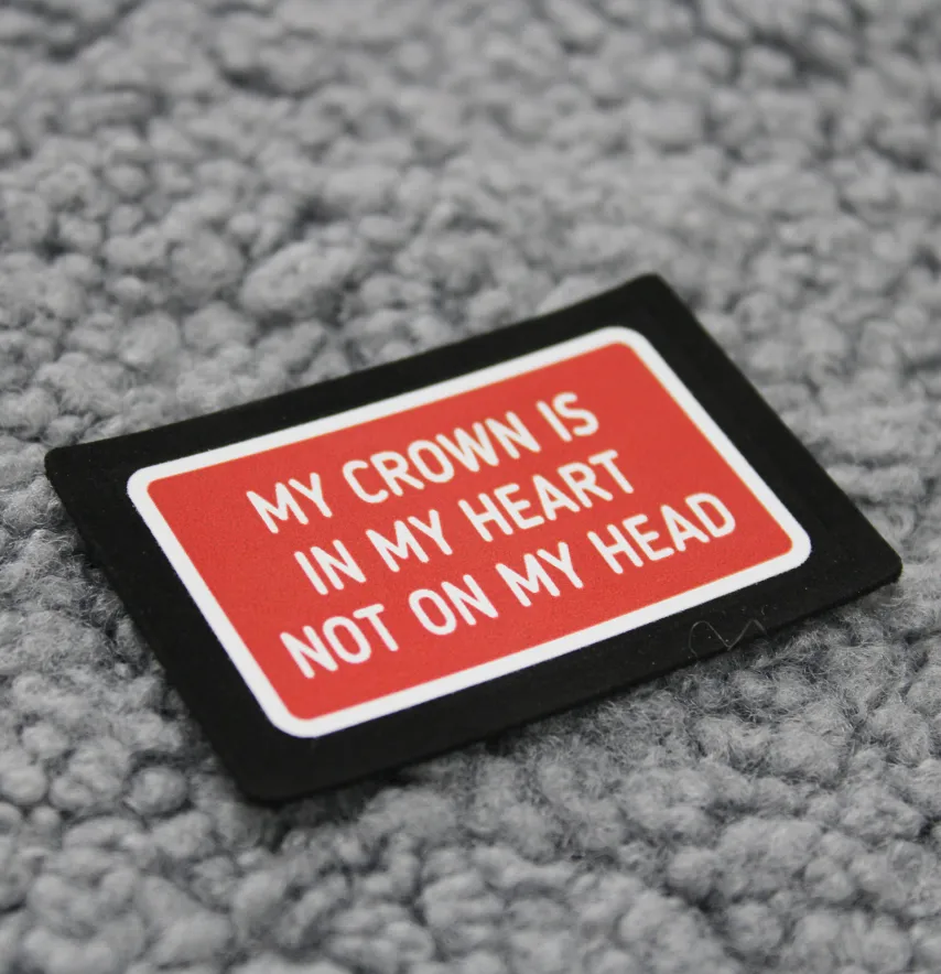 Нашивка "My crown is in my heart" 60*40 мм червоного кольору-0