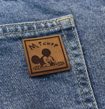 Нашивка "Mickey" підморгує 35*35 мм коричневого кольору