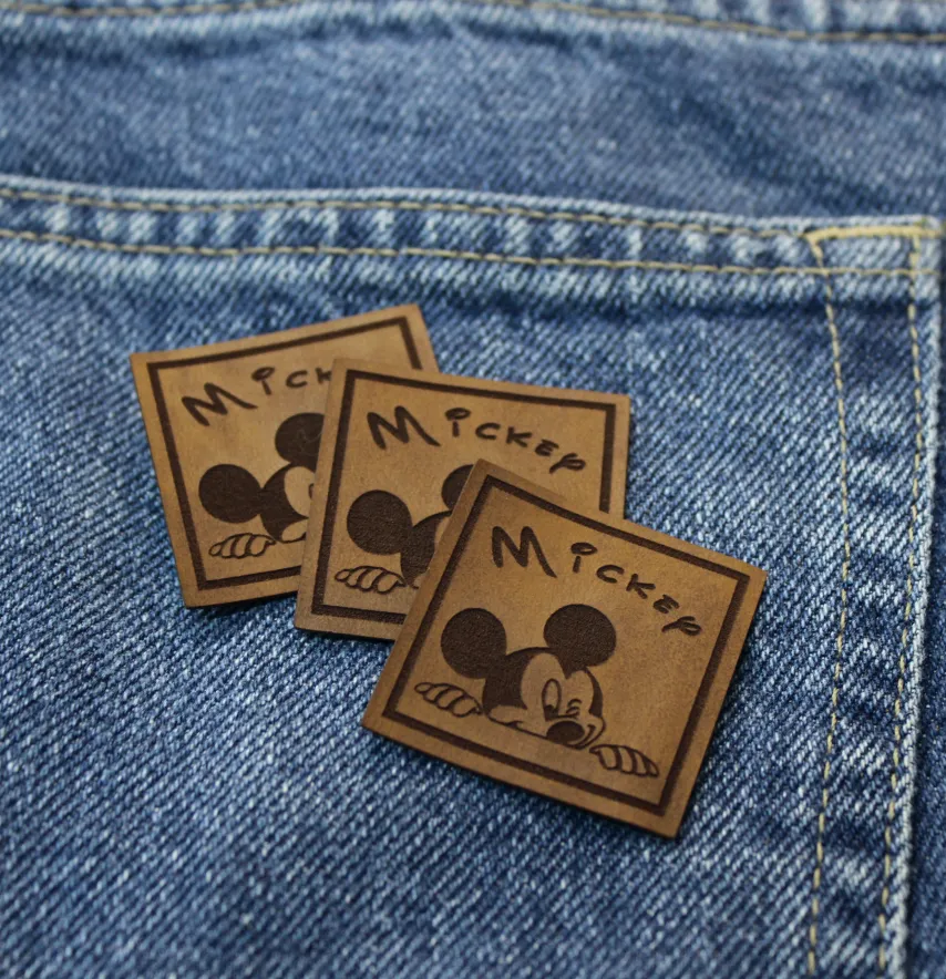 Нашивка "Mickey" підморгує 35*35 мм коричневого кольору-1