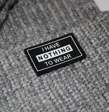 Нашивка "I have nothing to wear" 20*35 мм чорно-білого кольору