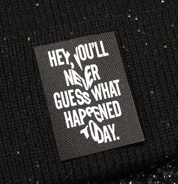 Нашивка "Hey, never" 50*70 мм черно-белого цвета