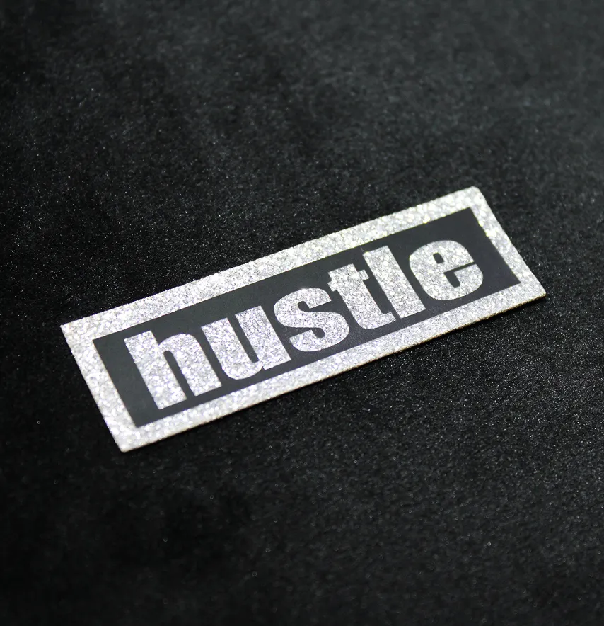 Нашивка из глитера "Hustle" 80*20 мм серебряного цвета-1