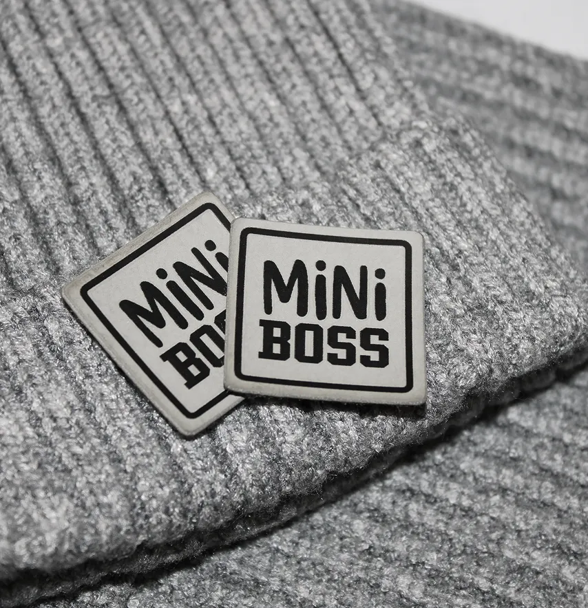 Нашивка "Mini boss" 30*30 мм серого цвета-1