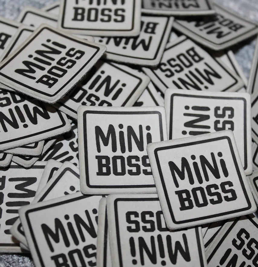 Нашивка "Mini boss" 30*30 мм серого цвета-2