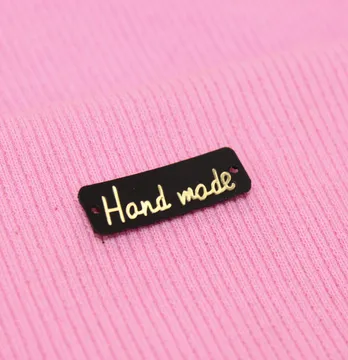 Нашивка "Handmade" 30*10мм черного цвета с золотой надписью