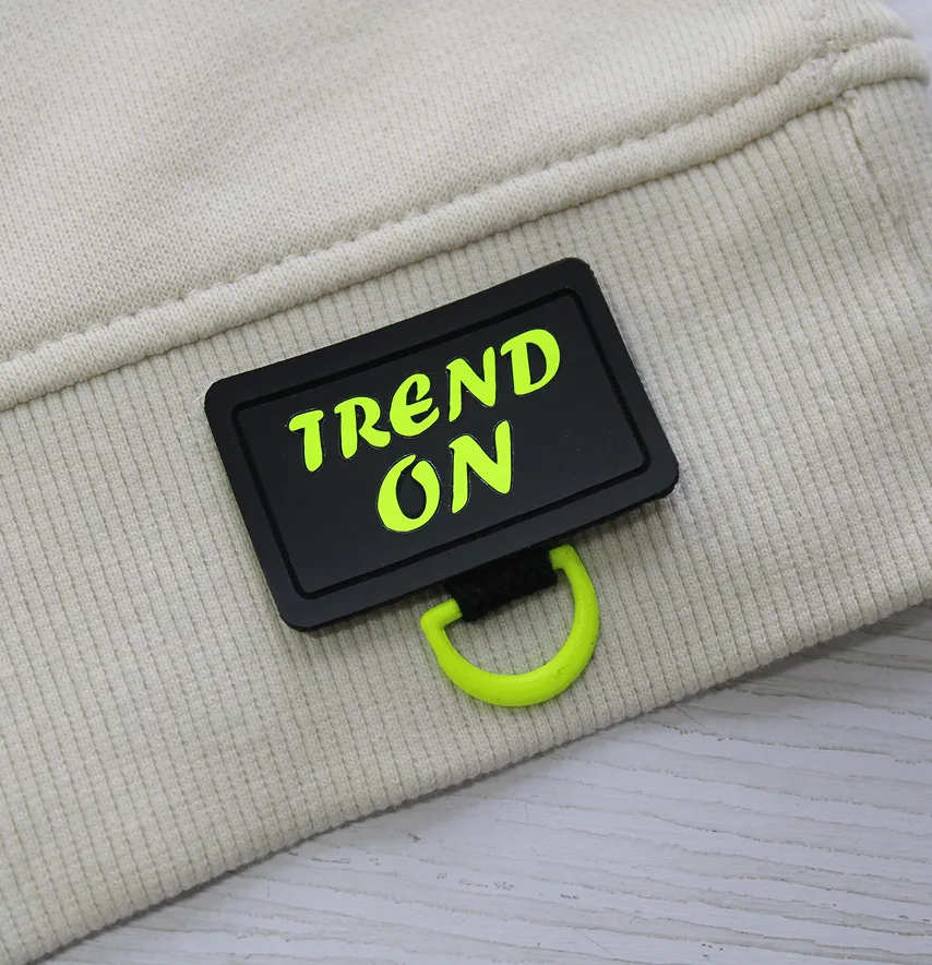 Нашивка "Trend on" 45*30 мм черного цвета-0
