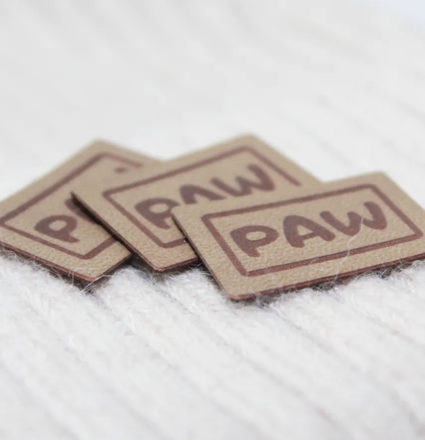 Нашивка "Paw" 30*20 мм песочного цвета-1