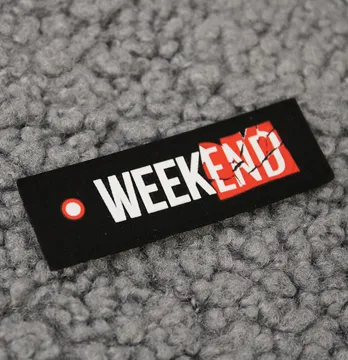 Нашивка "Weekend" 60*20 мм черного цвета.