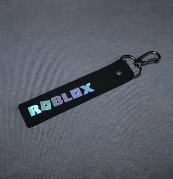 Подвеска с карабином "Roblox" 20*120 мм черного цвета.