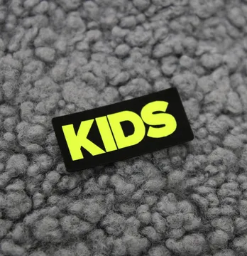 Нашивка "Kids" 35*15мм черного цвета с лимонной надписью