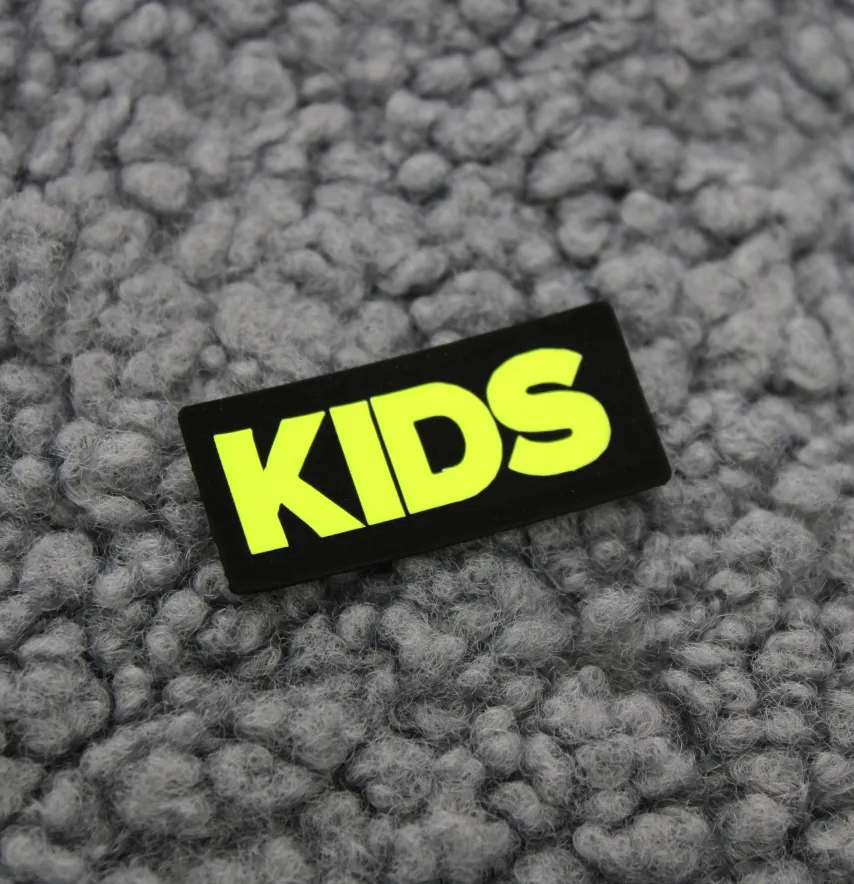 Нашивка "Kids" 35*15 мм чорного кольору з лимонним написом-0