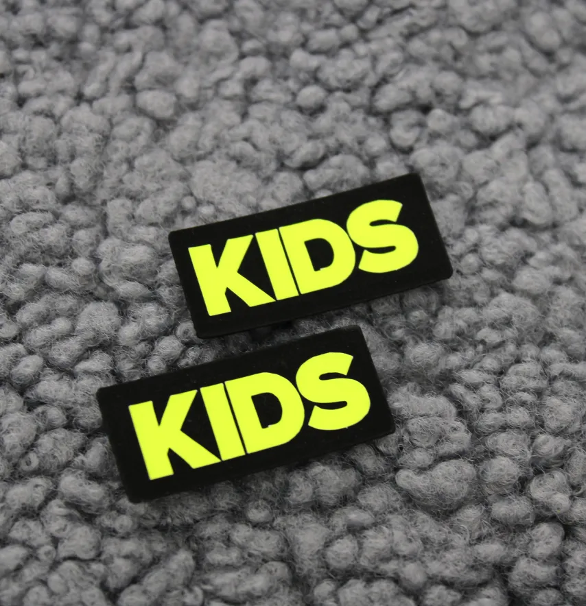 Нашивка "Kids" 35*15 мм чорного кольору з лимонним написом-1