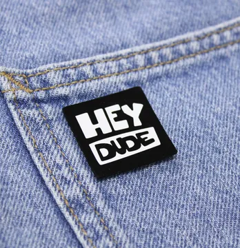 Нашивка "Hey dude" 30*30мм черно-белого цвета