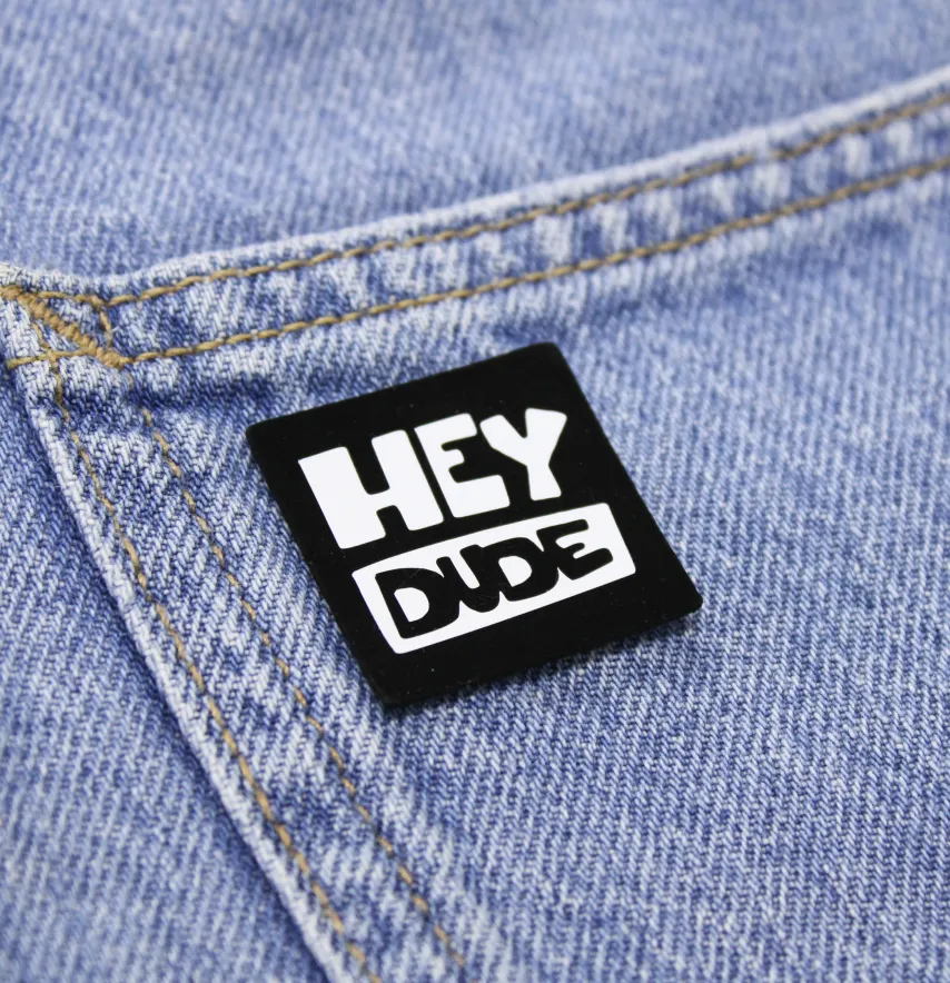 Нашивка "Hey dude" 30*30 мм чорно-білого кольору-0