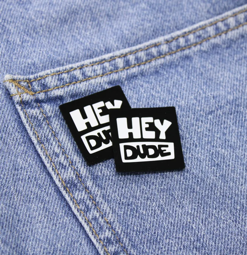 Нашивка "Hey dude" 30*30 мм чорно-білого кольору-1
