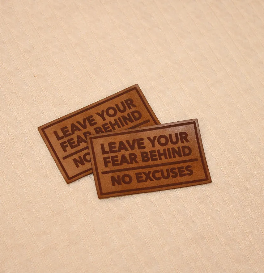 Нашивка "Leave your fear behind / no excuses" 65*40 мм коричневого  кольору-1