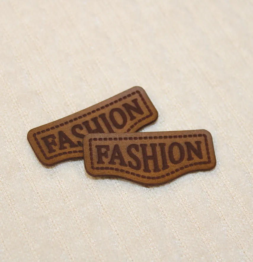 Нашивка "Fashion" 40*18 мм коричневого цвета-1