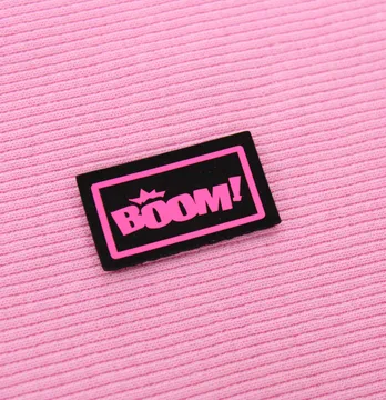 Нашивка "BOOM!" 35*20мм черного цвета с розовым
