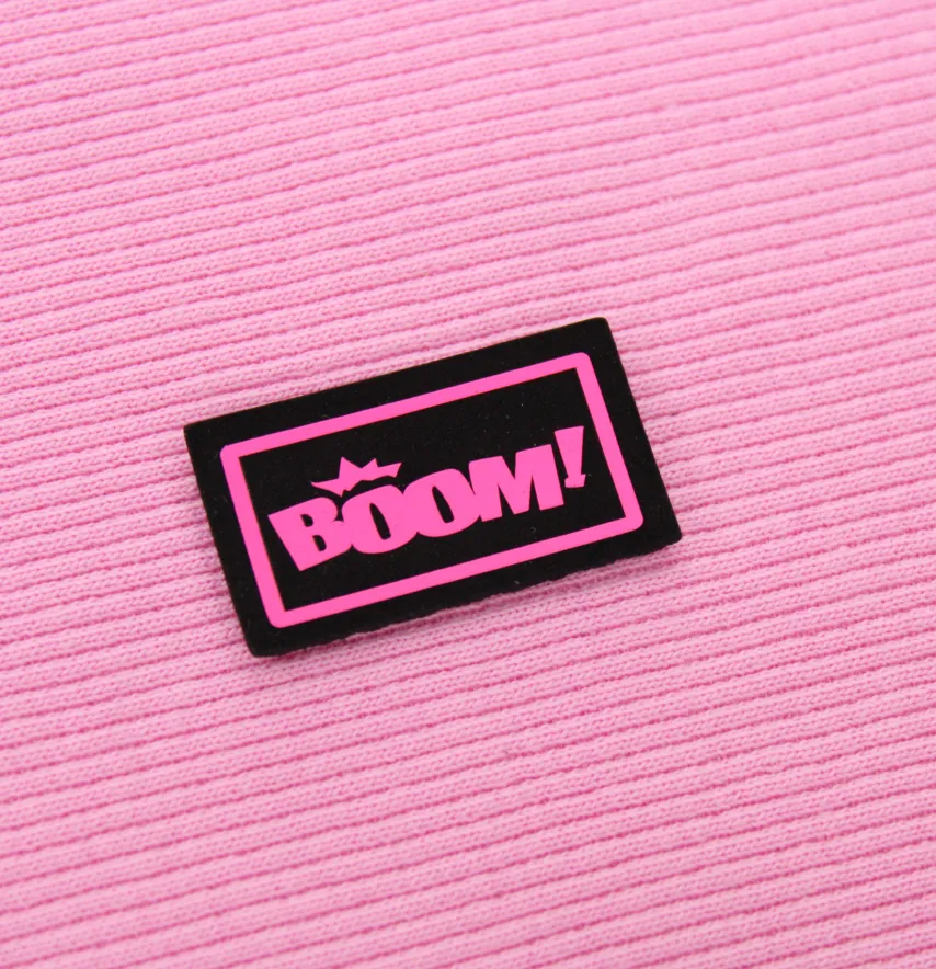 Нашивка "BOOM!" 35*20мм черного цвета с розовым