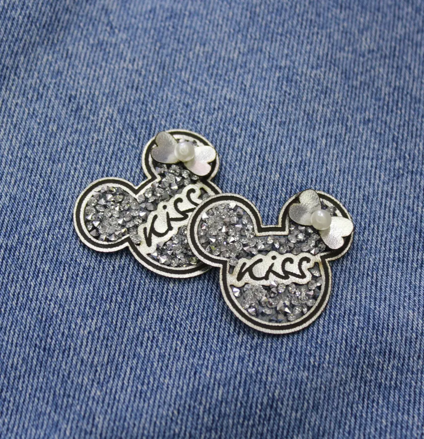 Нашивка з акриловим камінням "Kiss" дівчинка 35*40 мм срібного кольору-1