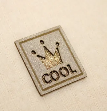 Нашивка из глитера "Cool" корона 35*30 мм золотого цвета