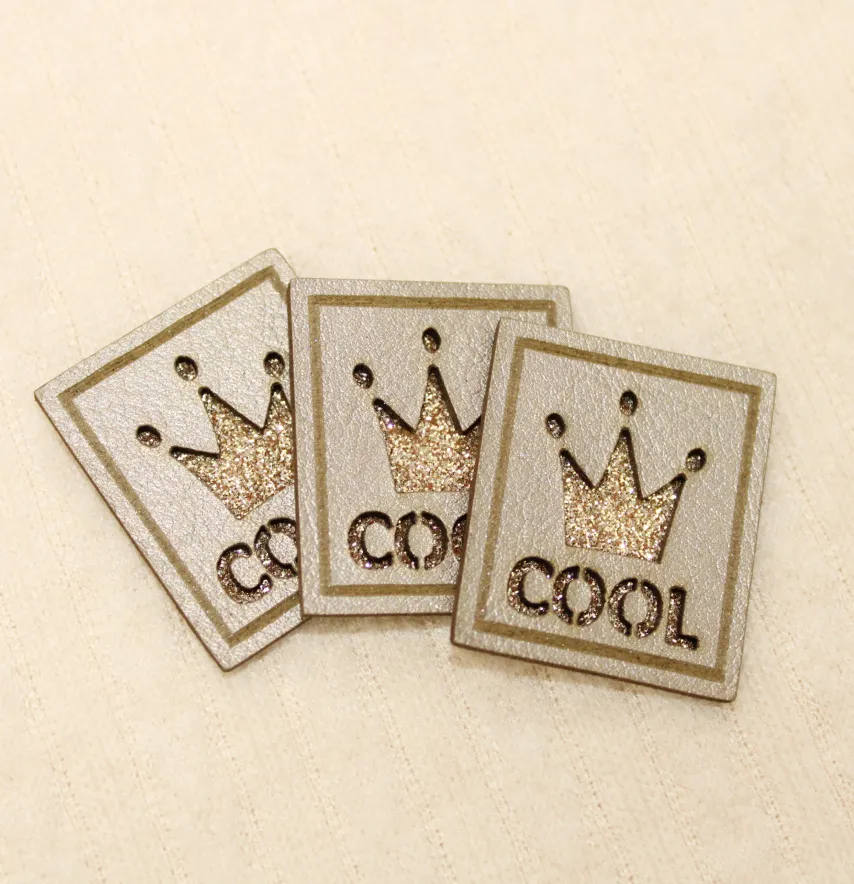 Нашивка из глитера "Cool" корона 35*30 мм золотого цвета-1