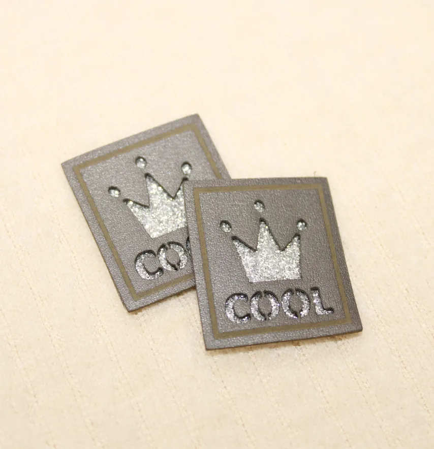 Нашивка из глитера "Cool" корона 35*30 мм серебряного цвета-1