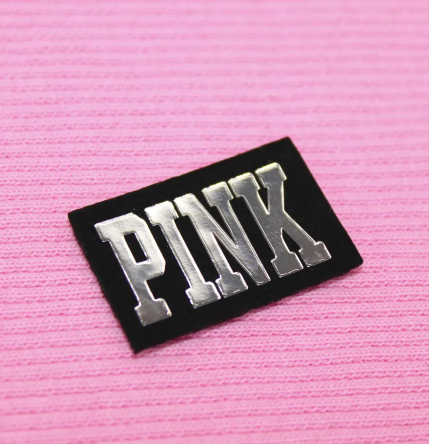 Нашивка "Pink" 30*20 мм чорного кольору з дзеркальним написом-0