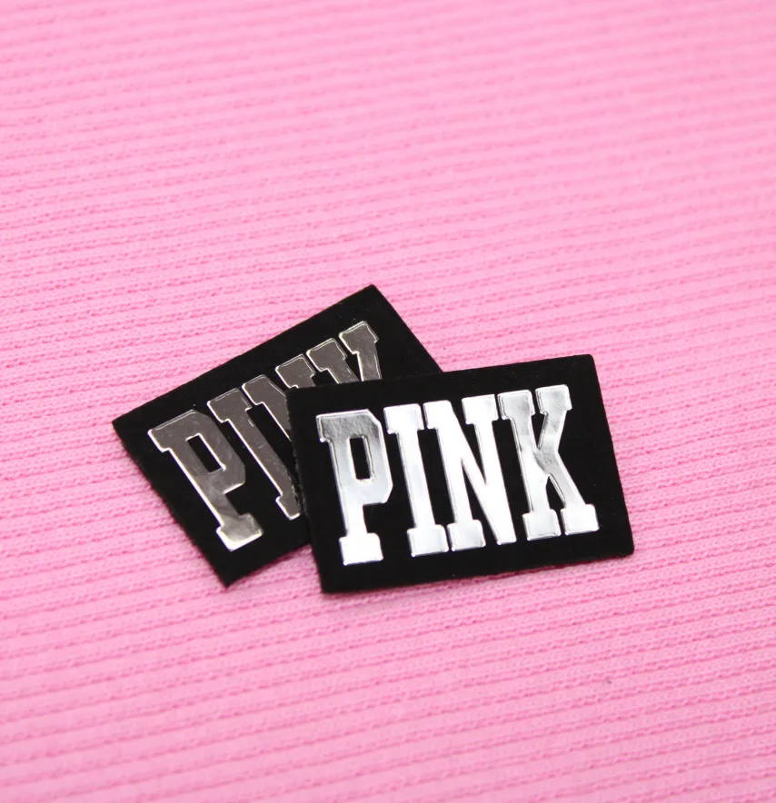 Нашивка "Pink" 30*20 мм чорного кольору з дзеркальним написом-1